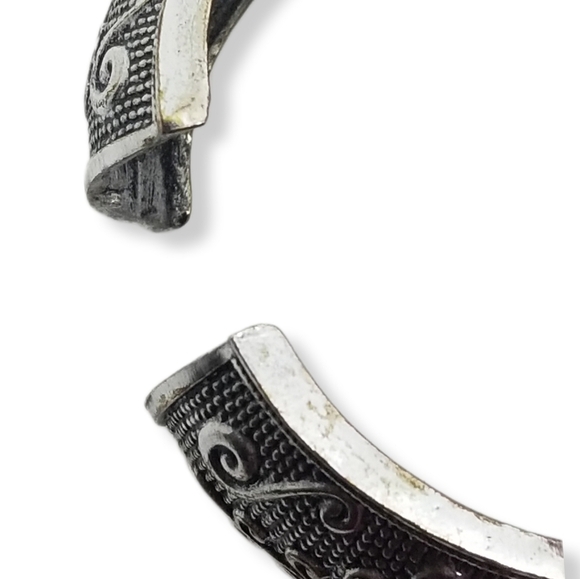 VINTAGE SILVERTONE & RED FAUX JEWEL STATEMENT CLAMPER BRACELET - Picture 6 of 6